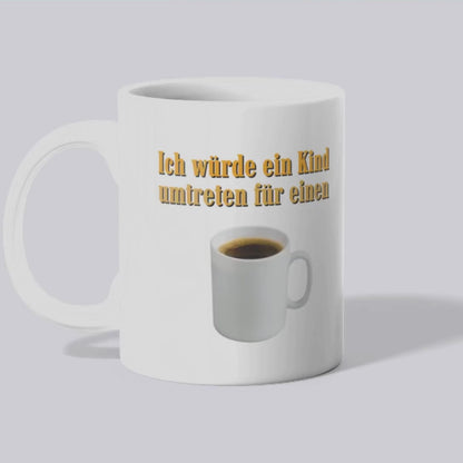 Kind umtreten für einen Kaffe Tasse