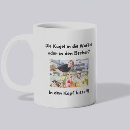 Die Kugel in die Waffel oder in den Becher - Tasse